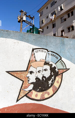 Peinture murale montrant Julio Antonio Mella, Camilo Cienfuegos et Che Guevara.Il dit:Estudio, Trabajo, fusil et signifie l'étude, le travail,Carabine Banque D'Images