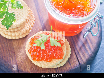 Caviar de saumon rouge dans la banque mondiale et sur une table Banque D'Images