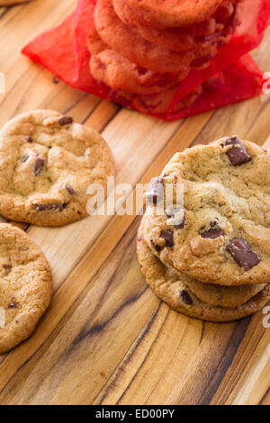 Close up of cookies au chocolat fait maison sur une table en bois Banque D'Images