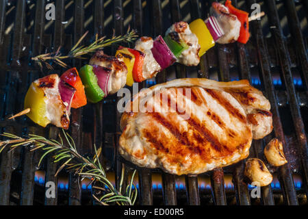 Escalope de porc et cuire les brochettes sur un gril de barbecue Banque D'Images