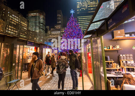 Les vacances de Noël au shopping village d'hiver du marché au Bryant Park le 15 décembre 2014 à New York City, New York. Banque D'Images