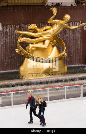 Patinage sur glace pendant les vacances de Noël les lumières à la patinoire du Rockefeller Center, 17 décembre 2014 à New York City, New York. Banque D'Images