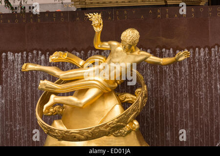 Statue de Prométhée à la patinoire du Rockefeller Center, 17 décembre 2014 à New York City, New York. Banque D'Images