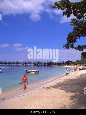 Vue sur la plage, Plage de Turtle (baie d'Ocho Rios), Ocho Ríos, paroisse de Saint Ann, Jamaïque, grandes Antilles, Caraïbes Banque D'Images