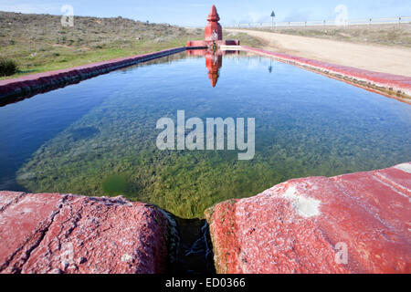 Fontaine bassin rural et avec des conteneurs pour des fins d'élevage en agriculture, Espagne Banque D'Images