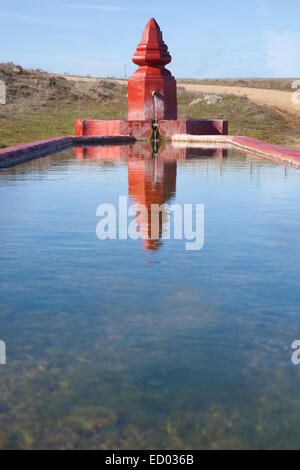 Fontaine bassin rural et avec des conteneurs pour des fins d'élevage en agriculture, Espagne Banque D'Images