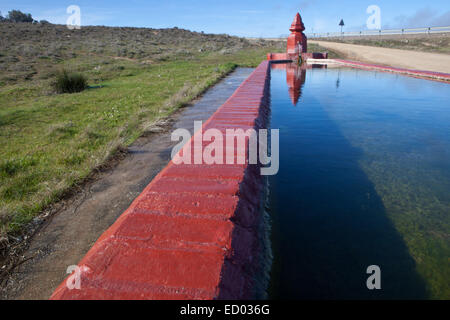 Fontaine bassin rural et avec des conteneurs pour des fins d'élevage en agriculture, Espagne Banque D'Images