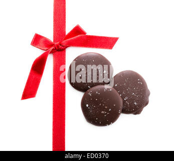 Mer maison de caramels avec un ruban rouge et bow isolé sur fond blanc Banque D'Images