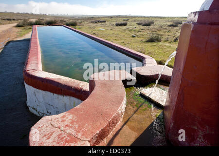 Fontaine bassin rural et avec des conteneurs pour des fins d'élevage en agriculture, Espagne Banque D'Images