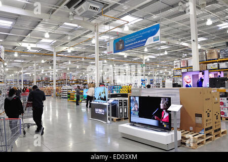 Intérieur du magasin Costco Wholesale, Western International Park, Hayes Rd, London, Greater London, Angleterre, Royaume-Uni Banque D'Images