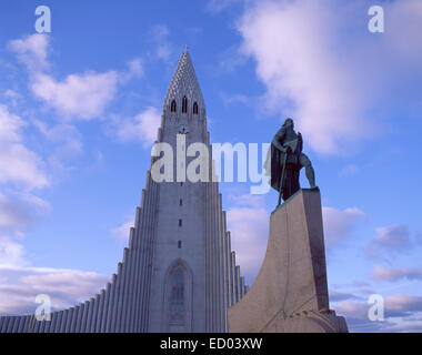 (L'église de Hallgrímskirkja Hallgrímur) montrant la statue, Leif Erikson Skólavörðustígur, Reykjavík, la capitale nationale, de l'Islande Banque D'Images