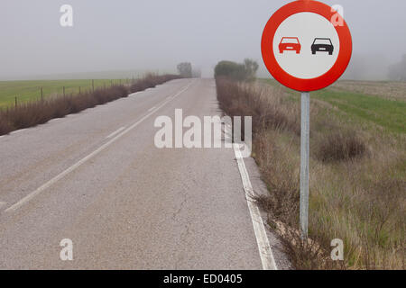 Poteau de métal avec l'interdiction de feux de circulation dépasse en milieu rural route à côté de Ahillones, Badajoz, Espagne Banque D'Images