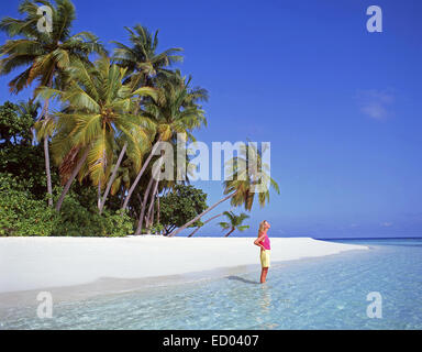 Jeune femme sur la plage tropicale, l'île de Kuda Bandos, Kaafu Atoll, République des Maldives Banque D'Images