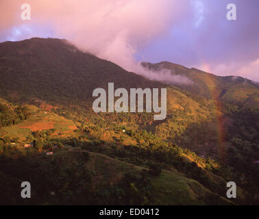 Vue de la plage de Blue Mountain de la Jamaïque, arc-en-ciel montrant, Grandes Antilles, Caraïbes Banque D'Images