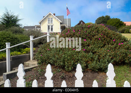 À plus d'une clôture blanche vers la Kelley House Museum de la ville de Mendocino, Californie Banque D'Images