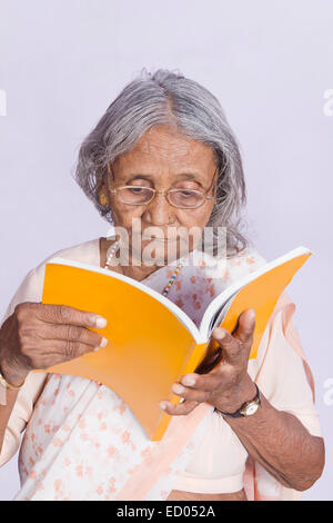 1 Ancien indien Senior Woman Reading Book Banque D'Images