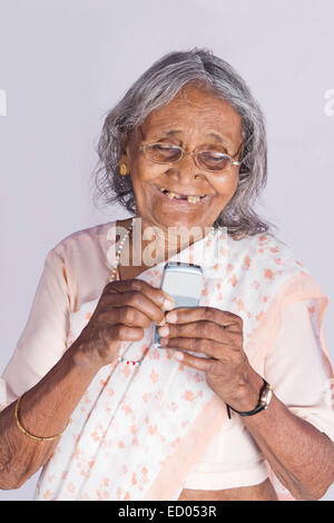 1 Old Indian Woman Dialing phone Banque D'Images