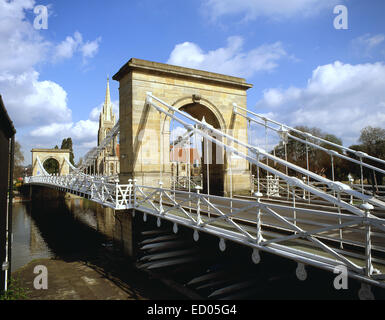 Marlow Suspension Bridge montrant l'église All Saints, Marlow, Buckinghamshire, Angleterre, Royaume-Uni