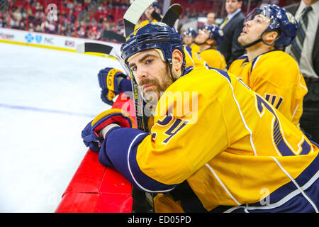 L'aile gauche des Nashville Predators Eric Nystrom (24) au cours de la partie de la LNH entre les Predators de Nashville et les Hurricanes de la Caroline au PNC Arena. Les Hurricanes de la Caroline a défait les Predators de Nashville 2-1. Banque D'Images