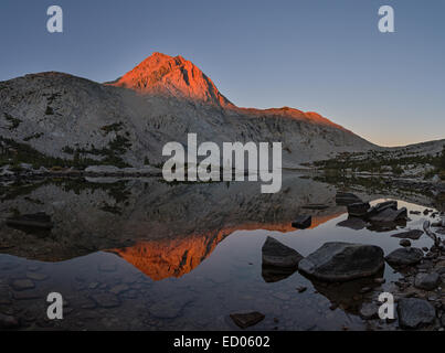 Tôt le matin, la lumière sur la montagne reflète dans Piute Lake Banque D'Images