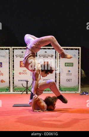 Phare Ponleu Selpak troupe de cirque cambodgien à l'exécution de la rue Show, Bangkok, Thaïlande Banque D'Images