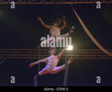 Phare Ponleu Selpak troupe de cirque cambodgien à l'exécution de la rue Show, Bangkok, Thaïlande Banque D'Images