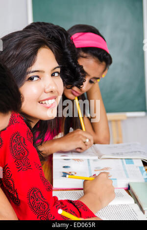 Étude d'amis du collège indien Banque D'Images