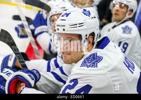 Raleigh, Caroline du Nord, USA. Dec 18, 2014. Centre des Maple Leafs de Toronto Peter Holland (24) au cours de la partie de la LNH entre les Maple Leafs de Toronto et les Hurricanes de la Caroline au PNC Arena. Les Hurricanes de la Caroline a défait les Maple Leafs de Toronto 4-1. © Andy Martin Jr./ZUMA/Alamy Fil Live News Banque D'Images