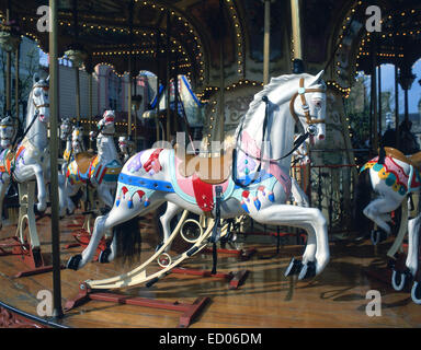 Gallopers Carousel au parc à thème Alton Towers, Alton, Staffordshire, Angleterre, Royaume-Uni Banque D'Images