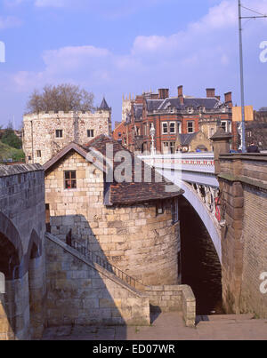 Lendal Bridge et les remparts de la ville, York, North Yorkshire, Angleterre, Royaume-Uni Banque D'Images