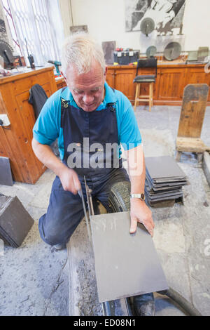 Le Pays de Galles, l'Gyynedd, Llanberis, le National Slate Museum, l'Ardoise de démonstration de coupe Banque D'Images