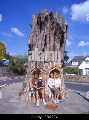 Assis dans la grande famille d'arbres sculptés, Paignton, Tor Bay, Devon, Angleterre, Royaume-Uni Banque D'Images