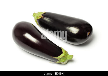 Deux aubergines mûres isolé sur fond blanc. Banque D'Images