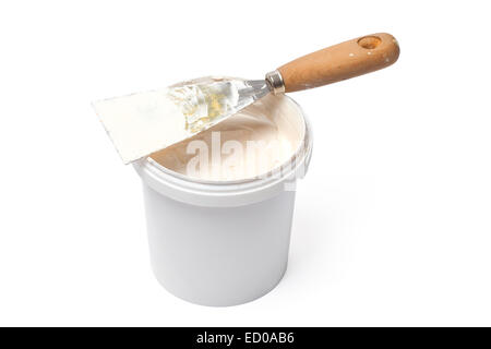 Spatule et avec des matériaux de plâtrage isolé sur fond blanc Banque D'Images