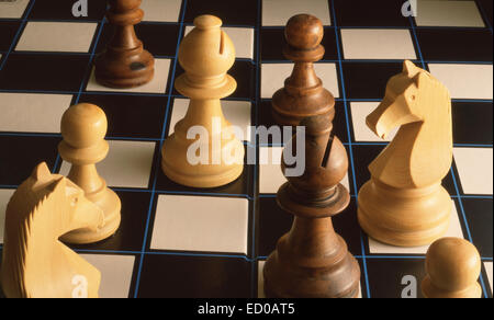 Conseil d'échecs avec des pièces des échecs (Studio shoot), Greater London, Angleterre, Royaume-Uni Banque D'Images