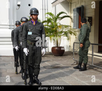 Les soldats de l'Armée royale thaïlandaise à maching leurs quartiers à l'attraction touristique le Grand Palais à Bangkok, Thaïlande. Banque D'Images