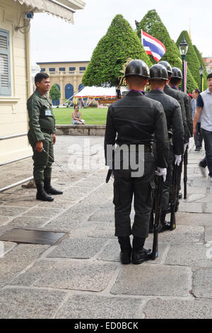 Les soldats de l'Armée royale thaïlandaise à maching leurs quartiers à l'attraction touristique le Grand Palais à Bangkok, Thaïlande. Banque D'Images