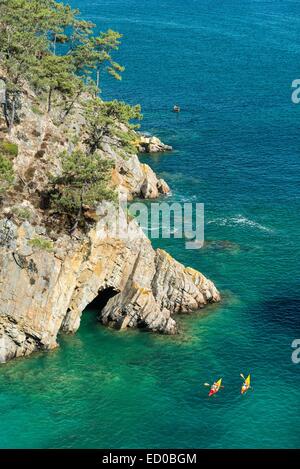 La France, Finistère, Crozon, kayak sur la presqu'île de Crozon Banque D'Images