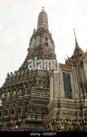 La tour centrale prang Pagode Wat Arun, Le Temple de Dawn, temple bouddhiste. Thonburi. Bangkok, Thaïlande. Banque D'Images