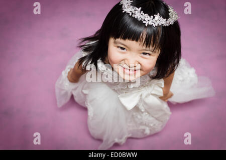 Portrait of smiling girl wearing wreath Banque D'Images