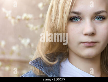 Girl (14-15) aux yeux bleus Banque D'Images
