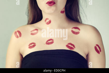 Baisers de rouge à lèvres sur l'adolescente (16-17) épaules Banque D'Images