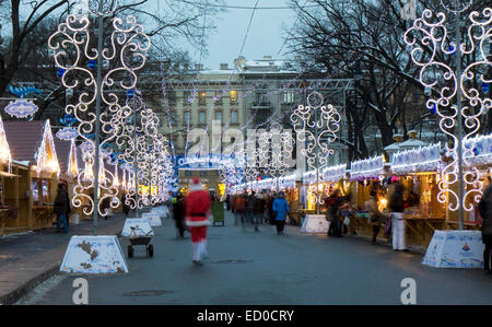 ST. PETERSBURG - 24 Décembre : Marché de Noël à la place Gostinniy dvor, Décembre 24, 2012, dans la ville de Saint-Pétersbourg, Russie. Banque D'Images