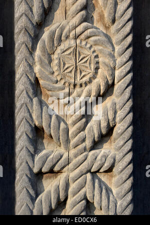 C'est un fragment de la porte en bois. Les portes sont en bois décoré de Maramuresh traditionnelles région dans le nord de la Roumanie. Banque D'Images