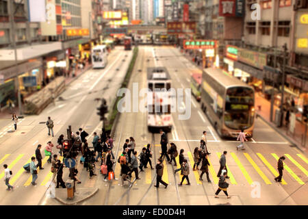 Chine, Causeway Bay, Hong Kong, les personnes qui traversent la voie piétonne Banque D'Images