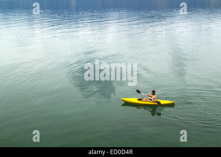 Homme kayak sur le Lac Toba, Sumatra, Indonésie Banque D'Images