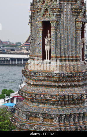 Une des tours prang Wat Arun, Le Temple de Dawn, temple bouddhiste. Thonburi. Bangkok, Thaïlande. Banque D'Images