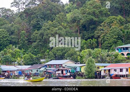 La Malaisie, l'État de Sarawak, Kuching, village de pêcheurs sur la rivière Salak Banque D'Images