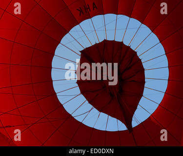 Ballon à air chaud rouge par le dessous Banque D'Images