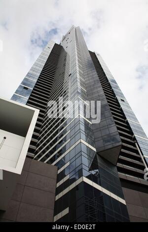 Regardant vers le haut le long de l'Eureka Tower a l'un des plus hauts immeubles résidentiels Melbourne Australie Banque D'Images